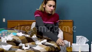 年轻女子喝柠檬茶。那个女孩病了，躺在床上。纸围巾散落一地